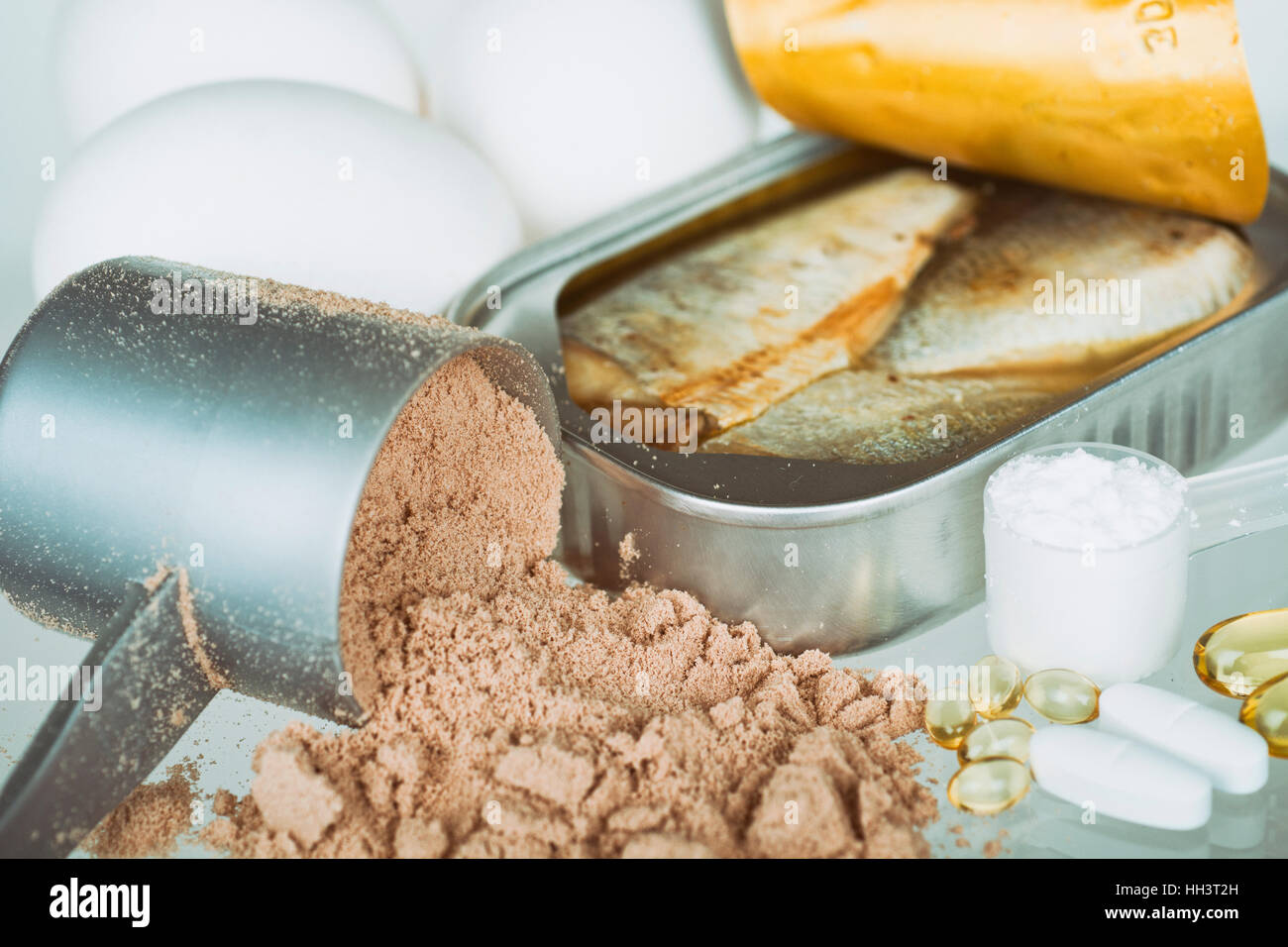 Les aliments à haute teneur en protéines, aliments pour la remise en forme et de l'Omega 3 ; des capsules d'huile de poisson, de vitamine D3 et le magnésium, la créatine en poudre Banque D'Images