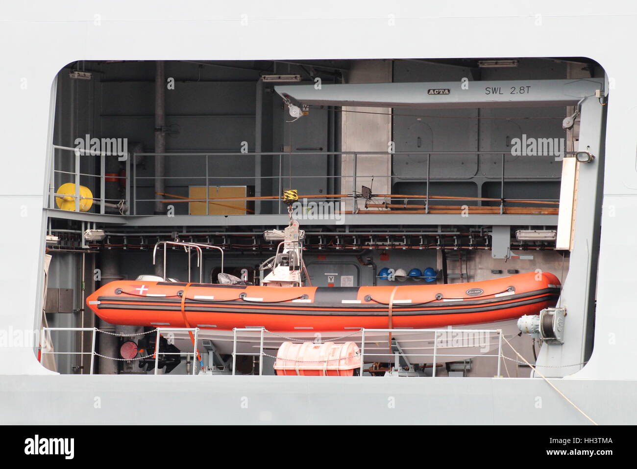 Un canot pneumatique (ou nervures) voies de lancement à bord KDM Peter Willemoes (F362), une frégate de classe Iver Huitfeldt de la Marine royale danoise. Banque D'Images