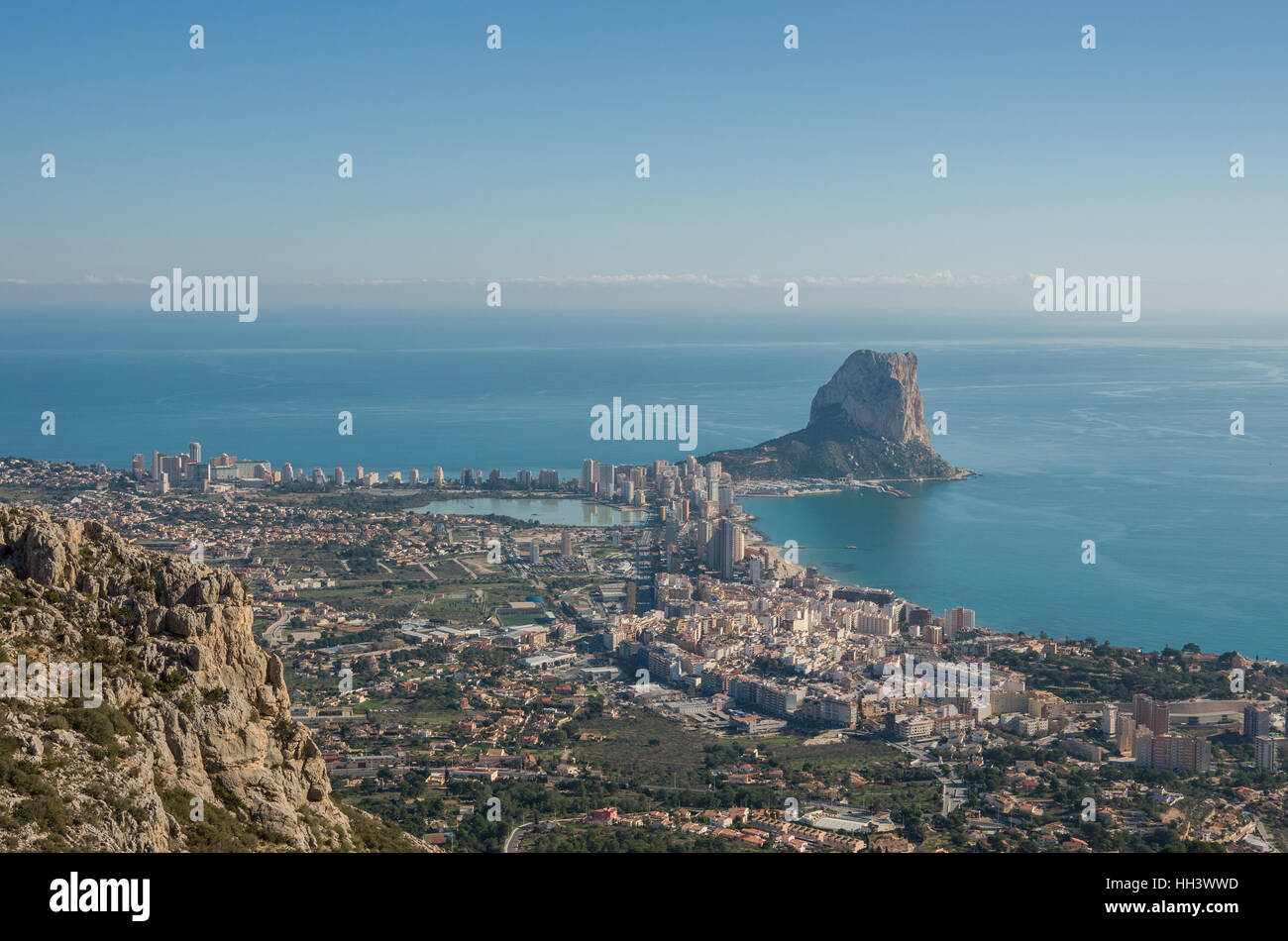 Panorama de la ville de Calpe (Calpe), Espagne. Donnant sur la côte, le port, le lac et la falaise d'Ifach. Tourné à partir du haut de la montagne près de la ville. Banque D'Images