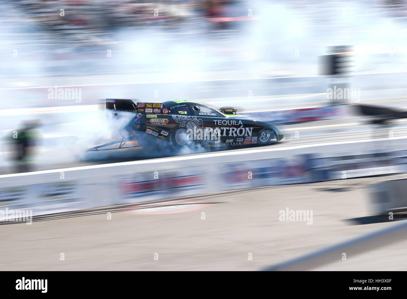 Alexis Dejoria's Tequila Patron drôle voiture à l'Auto Club Raceway à Pomona NHRA Winternationals faire un burnout en température de nappes de pétrole sur ses baisers... Banque D'Images