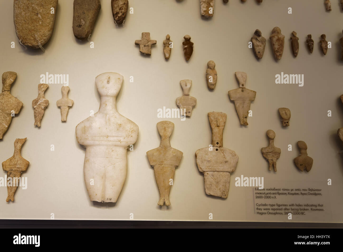 Figurines de type cycladique avec trous indiquant qu'ils ont été remis en état après avoir été rompu.Koumasa,Hagios Onouphrios,2600-2300 BC. Banque D'Images