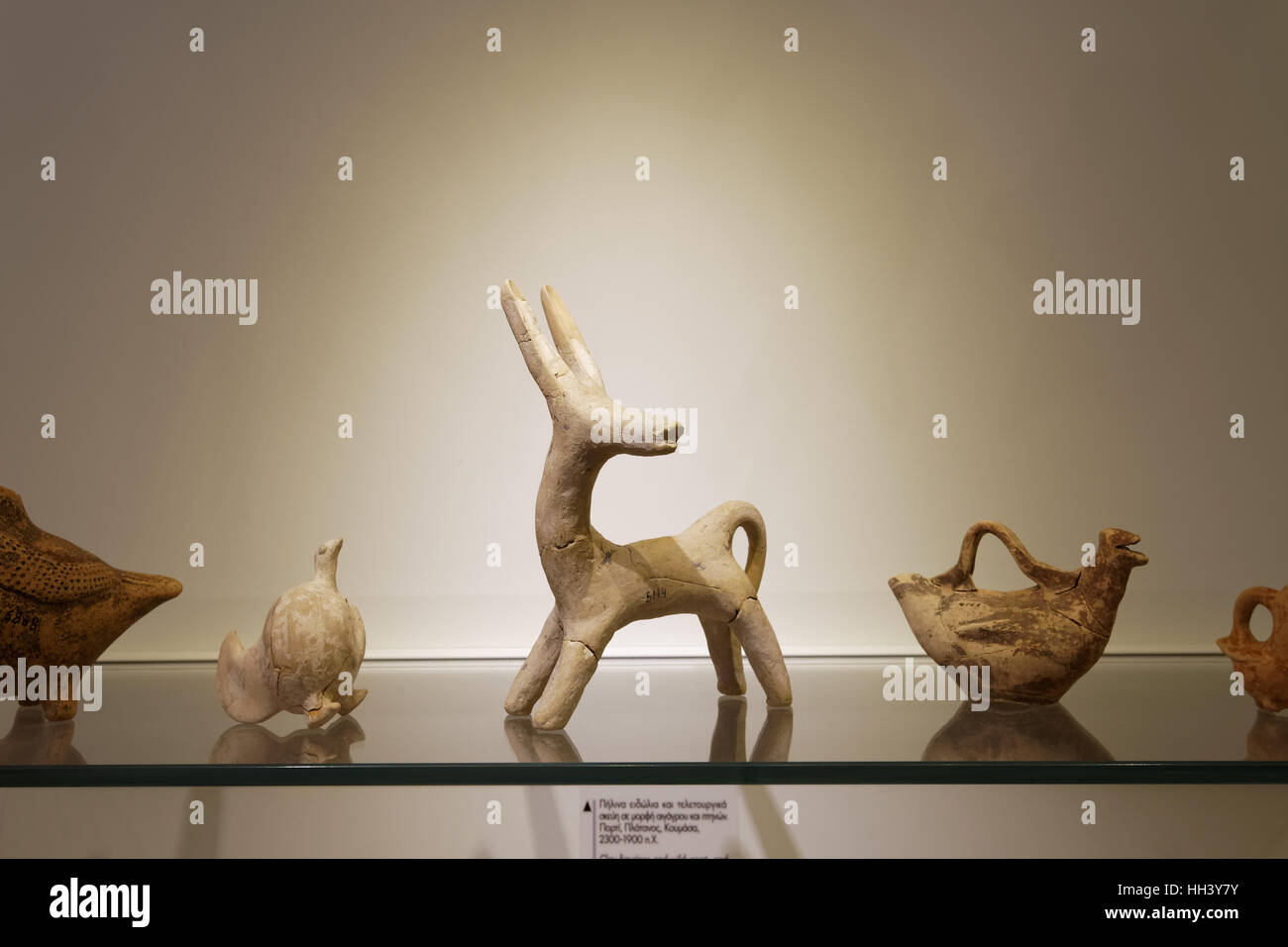 Figurine en argile de chèvre sauvage avec la plasticité de l'harmonieux, voûtée au tombeau, Messara Porti période Prépalatiale (2500-2000 avant J.-C.) Banque D'Images