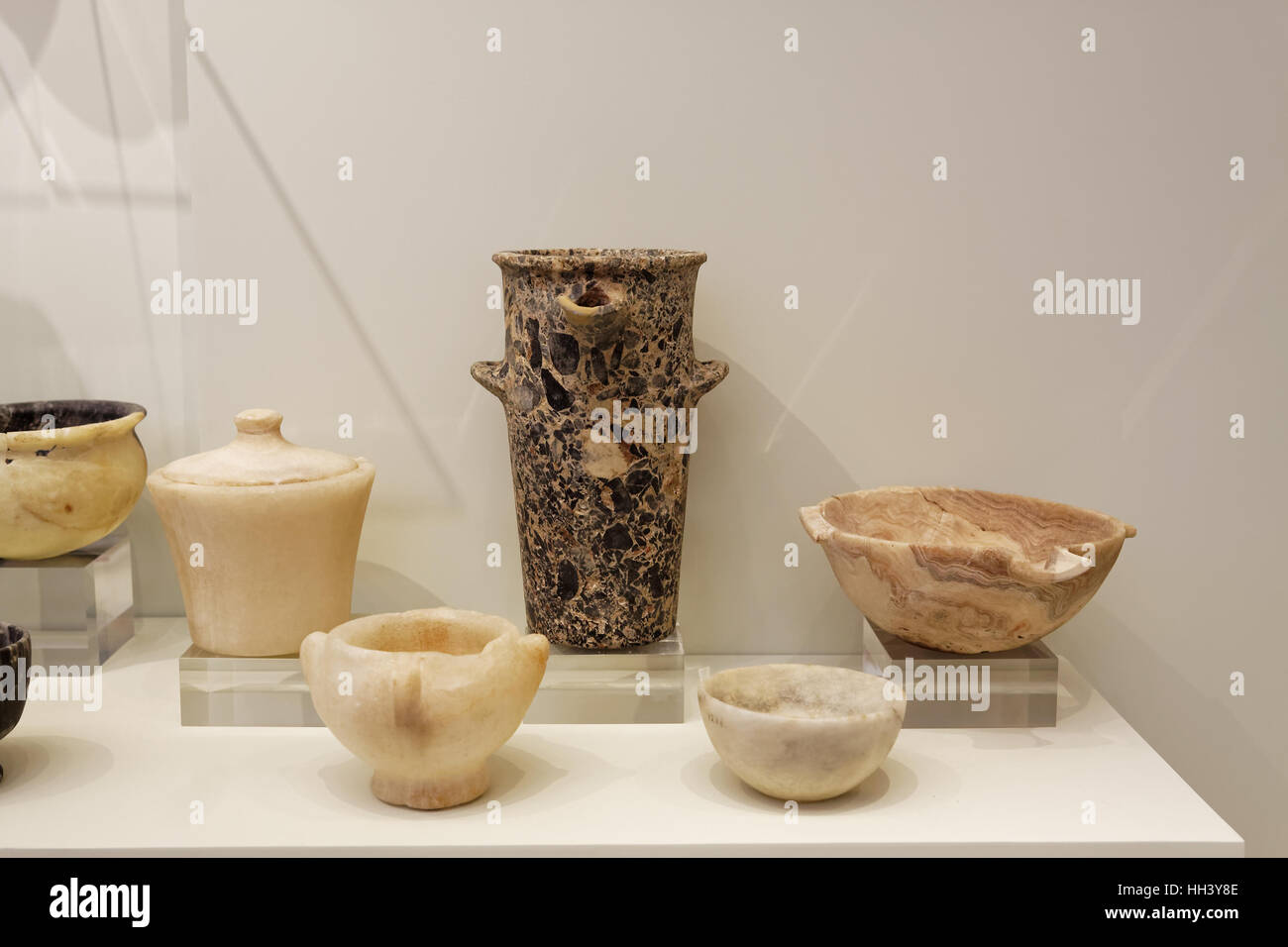 Des vases en pierre veinée de formes diverses de Mochlos en Crète orientale. Et Porti Platanos, preparatial 2500-1800 Période de Messara. Banque D'Images