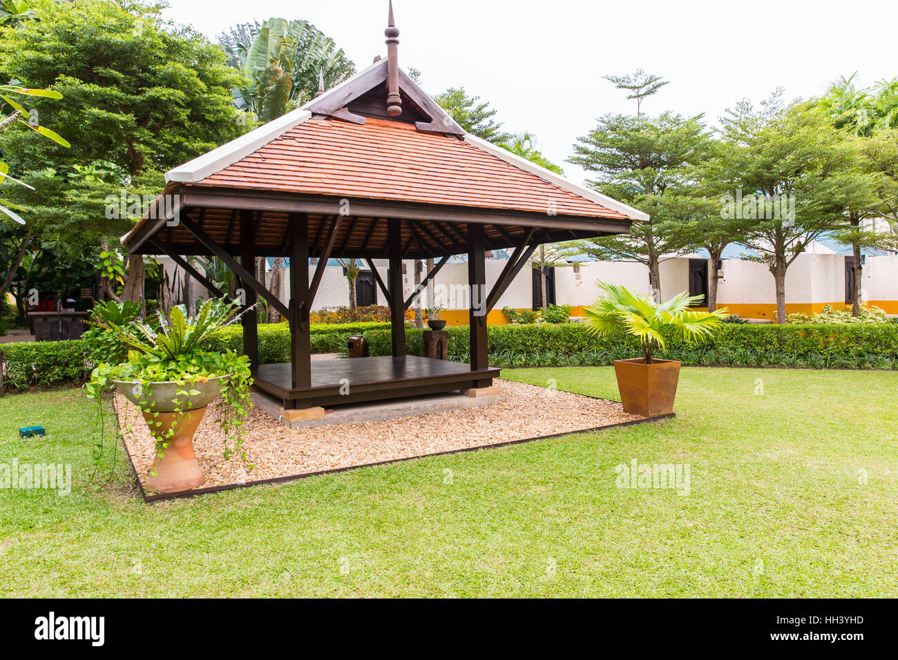 Gazebo en bois à l'hôtel sur la plage de Karon, l'île de Phuket, Thaïlande Banque D'Images