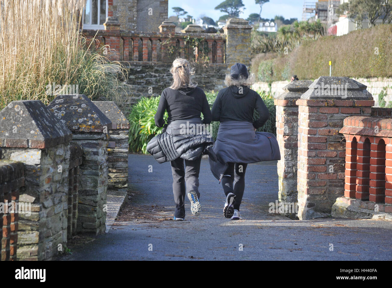 Deux coureurs sur une journée d'hivers froids. Banque D'Images