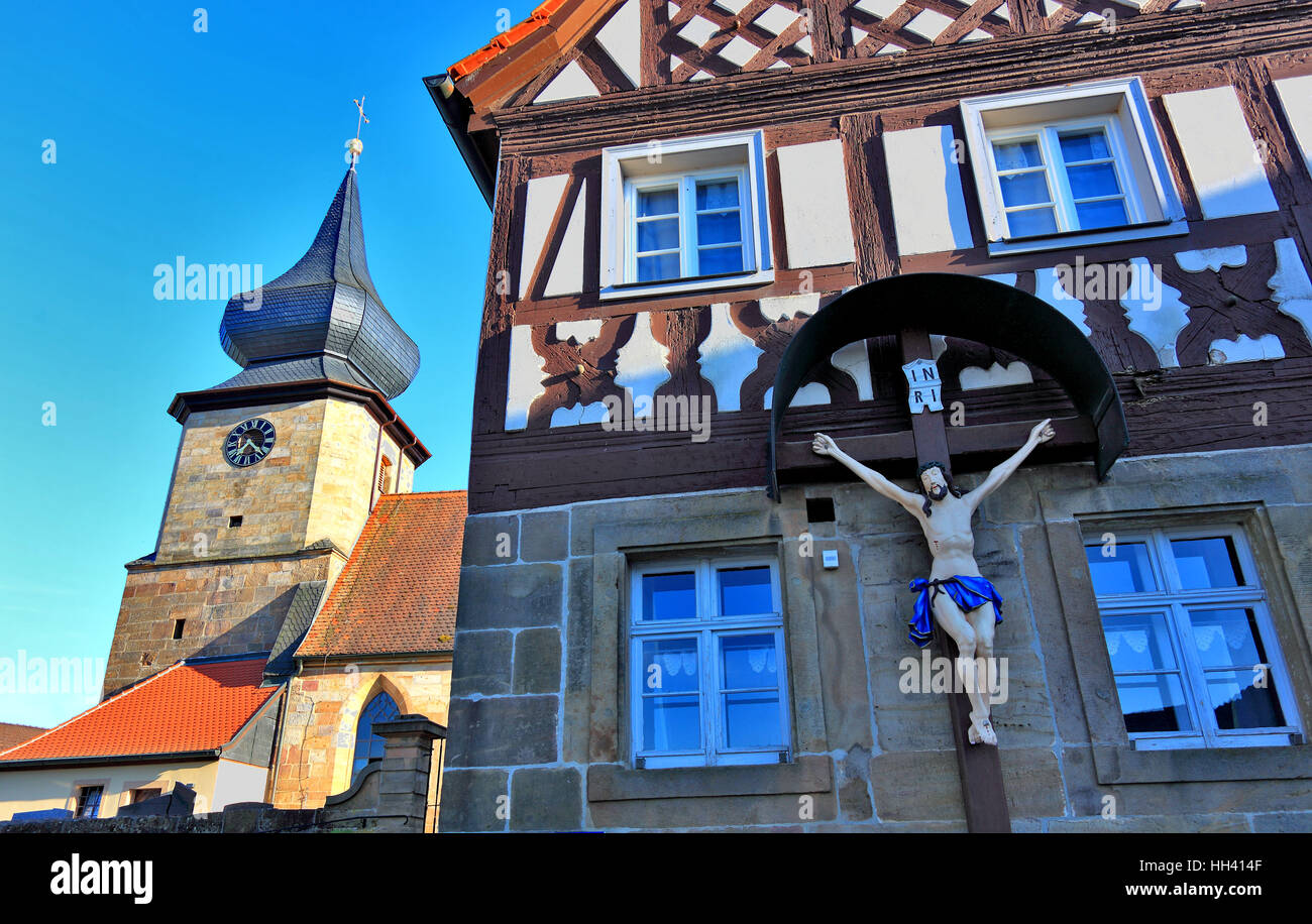 Église paroissiale Maternus, clocher, et l'ancien maison du clergé avec façade ornementale et le Christ en croix, Motschenbach, municipal Banque D'Images