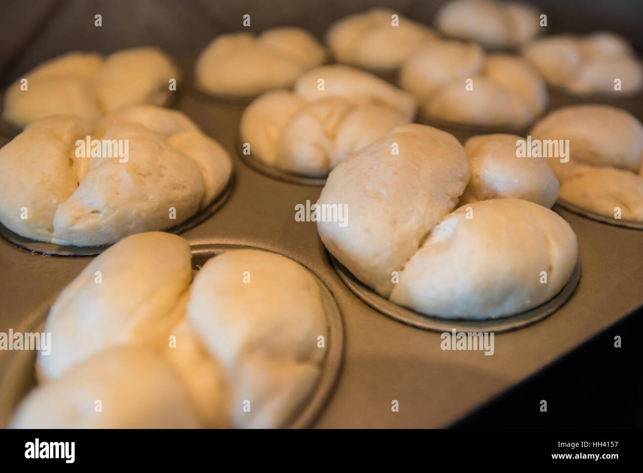 Petits pains à la hausse dans l'étain muffins avant la cuisson sur l'action de grâces Banque D'Images