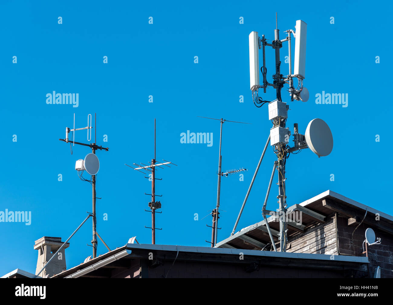 Antenne satellite radio GSM sur un mountain house cottage dans les alpes  Photo Stock - Alamy