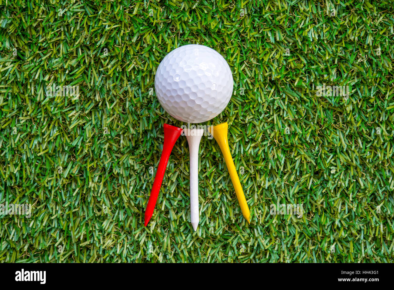 Balle de golf et le raccord en t sur l'herbe Banque D'Images