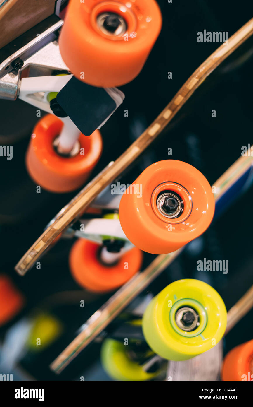 Fermer Vue détaillée de skateboards colorés affichée à l'armoire en vente dans votre magasin. Banque D'Images