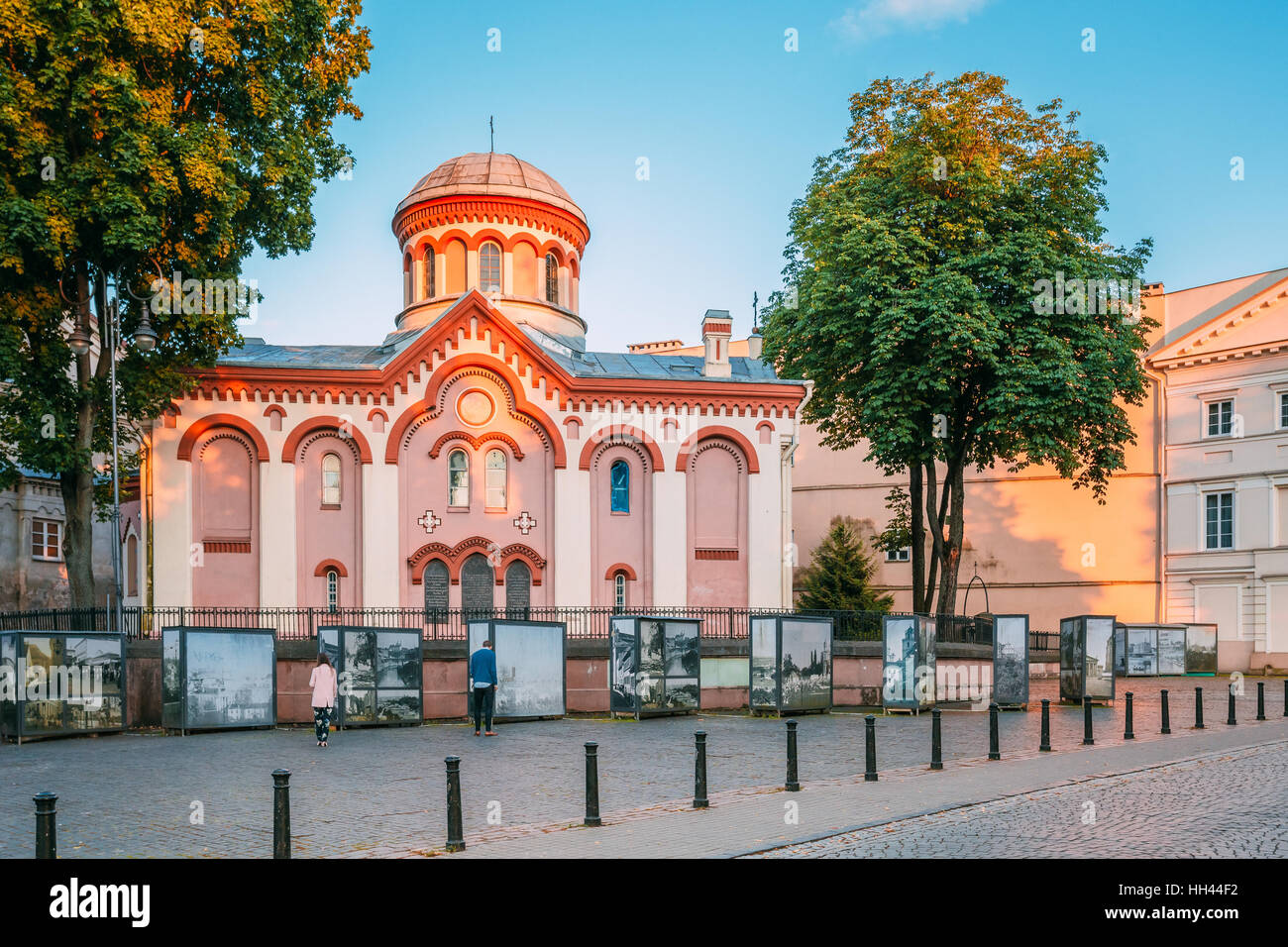 Vilnius, Lituanie - Juillet 8, 2016 : Façade de la première Église orthodoxe russe de Saint Paraskeva en style néo-byzantin et exposition de photos près de Il en Somme Banque D'Images