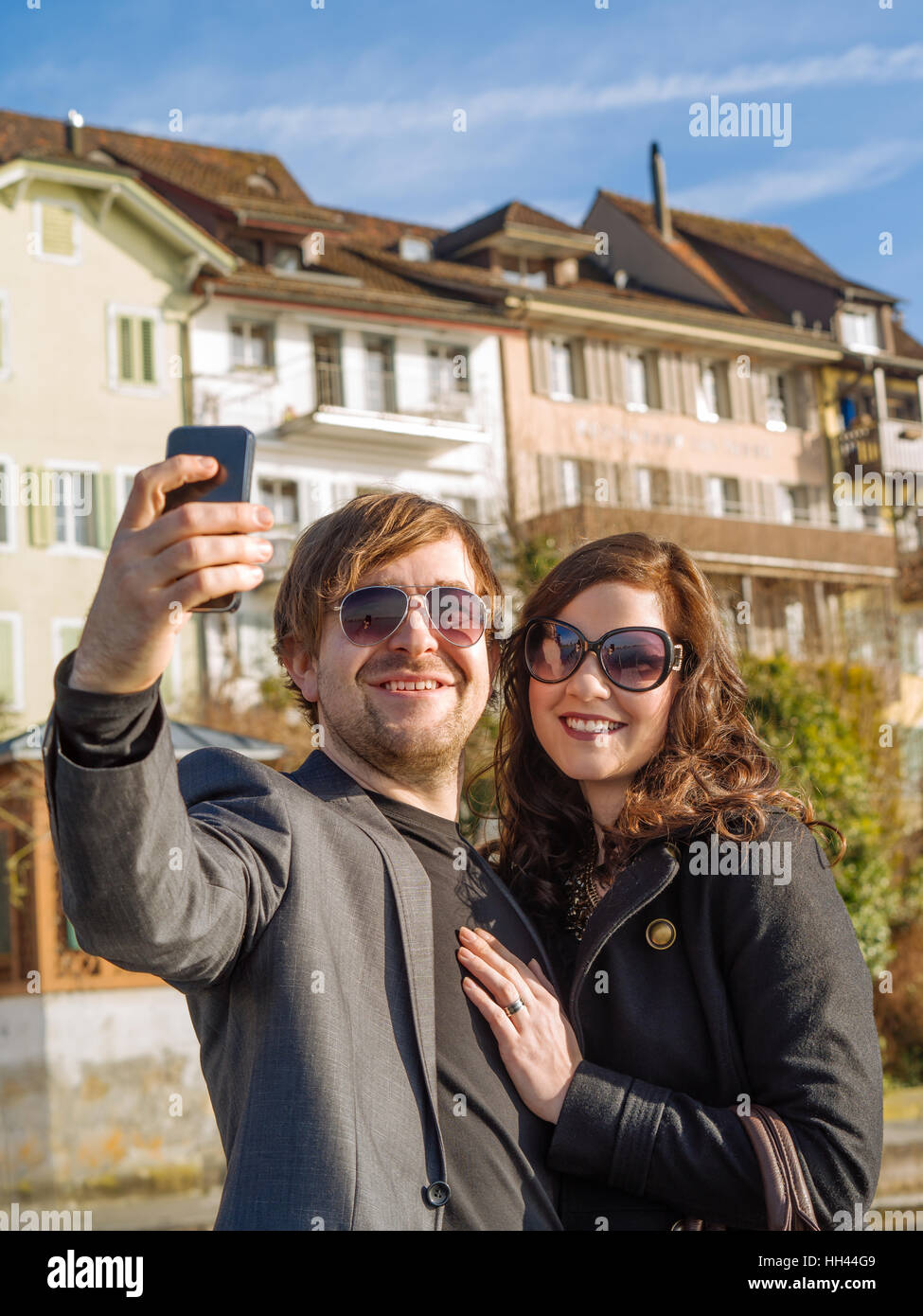 Photo d'un couple heureux de prendre un en voyage selfies dans la ville suisse de Zoug. Banque D'Images