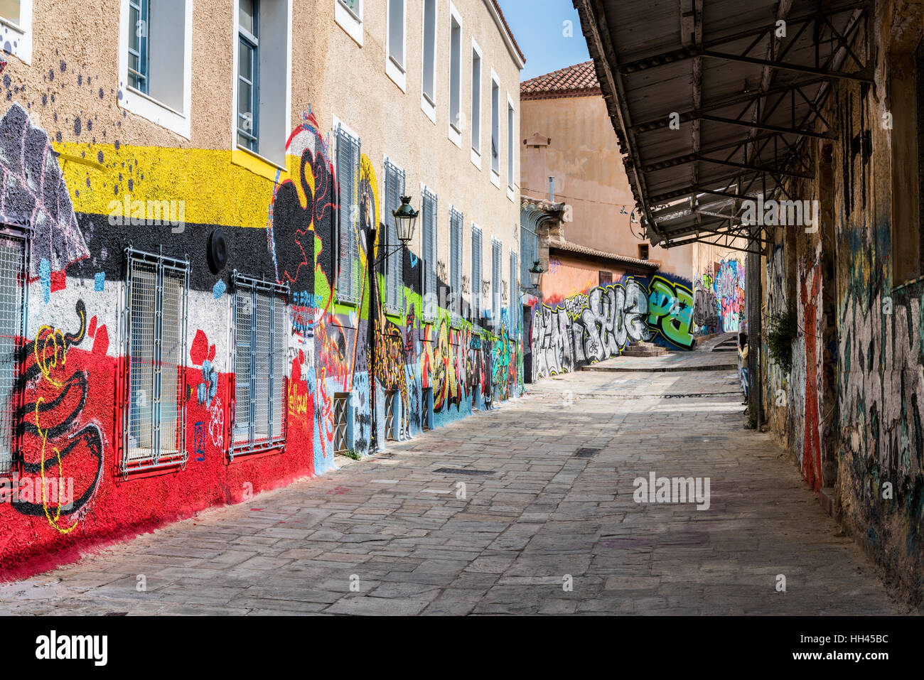 Des graffitis sur les murs d'une petite rue à Monastiraki, Athènes, Grèce Banque D'Images