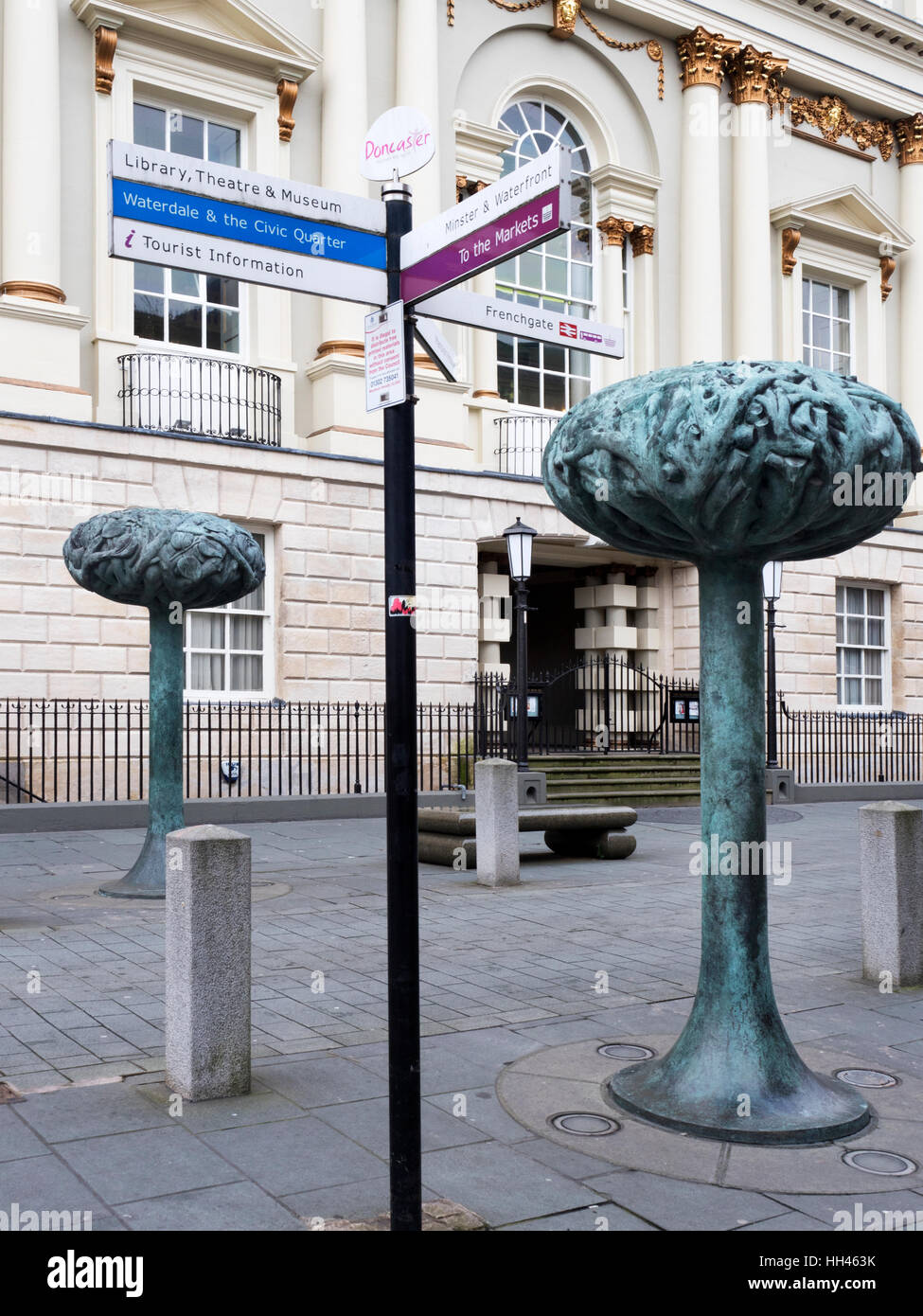 Panneau touristique et Richard Perry Tree Sculptures à Mansion House High Street South Yorkshire Angleterre Doncaster Banque D'Images