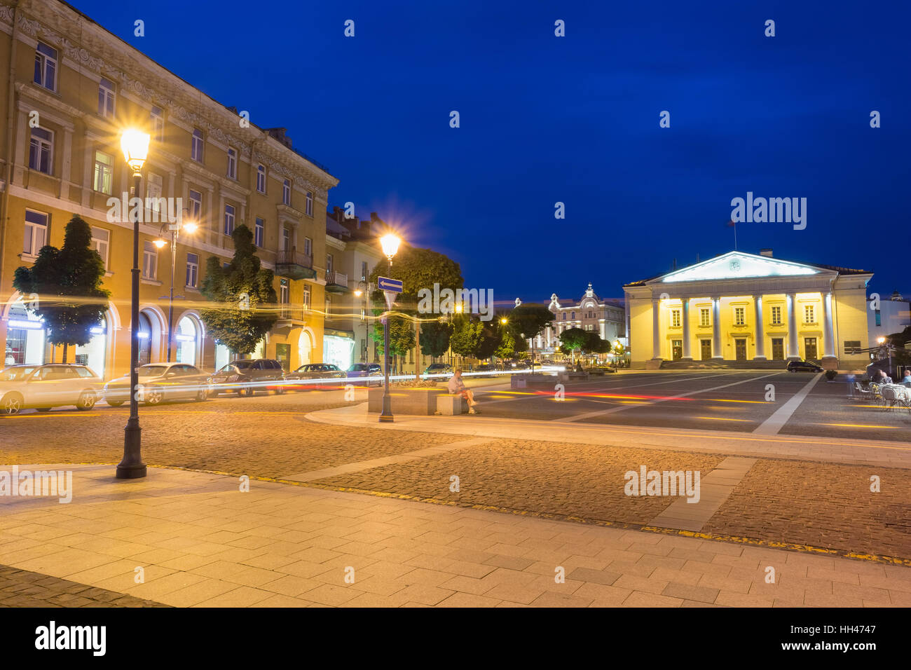 Vilnius, Lituanie. Vue sur Rue Didzioji dans la vieille ville en soirée avec un éclairage lumineux Effet de flou sur la route. White City Council Administrat Banque D'Images