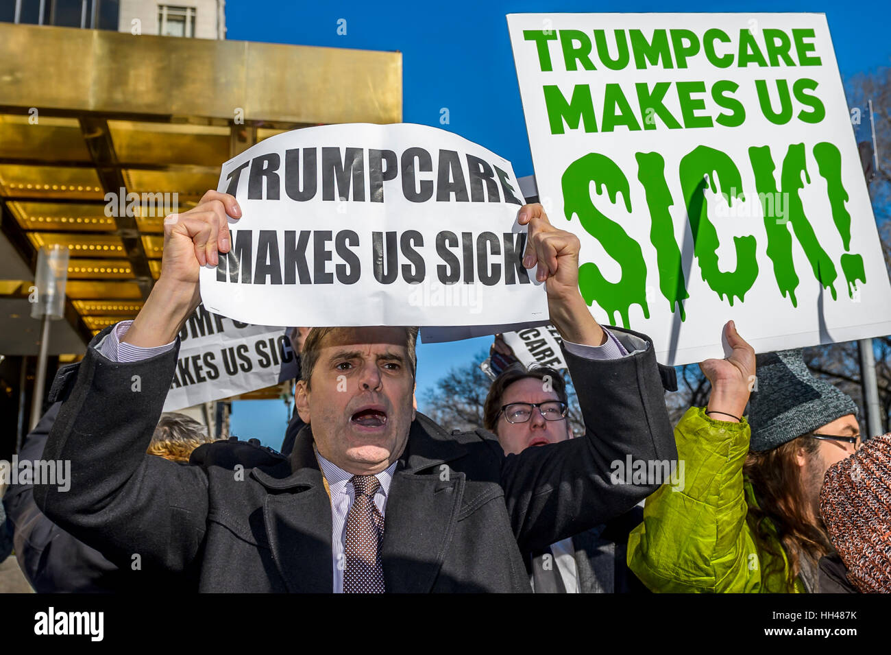 New York City, USA. 15 janvier, 2017. Des centaines de militants et alliés du nouveau groupe anti-Trump 'Rise & Resist' organisé une manifestation pacifique à l'hôtel Trump International à New York, pour lutter contre les changements radicaux dans le système de santé américain proposé par l'atout de l'Administration et le parti républicain. Crédit : Erik McGregor/Pacific Press/Alamy Live News Banque D'Images