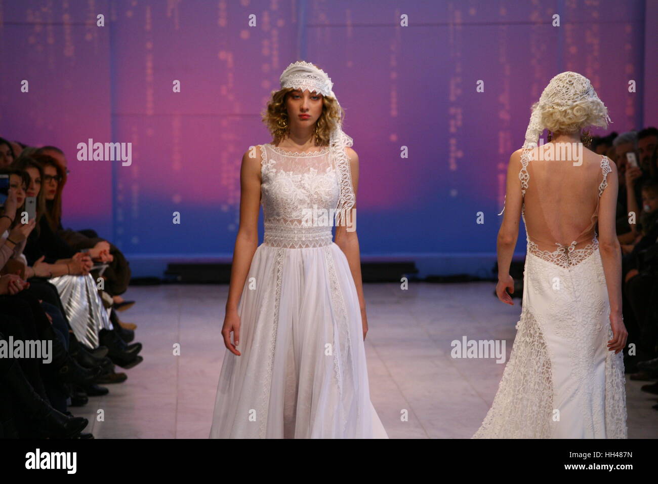 Athènes, Grèce. 15 janvier, 2017. Athènes Suite Nuptiale Expo au jour 3 de l'événement qui a eu lieu dans le Palais Zappeion à Athènes, Grèce. Au cours de l'Expo des créateurs de mode grec présenter leurs dernières Collection de noce. Crédit : George/Panagakis Pacific Press/Alamy Live News Banque D'Images