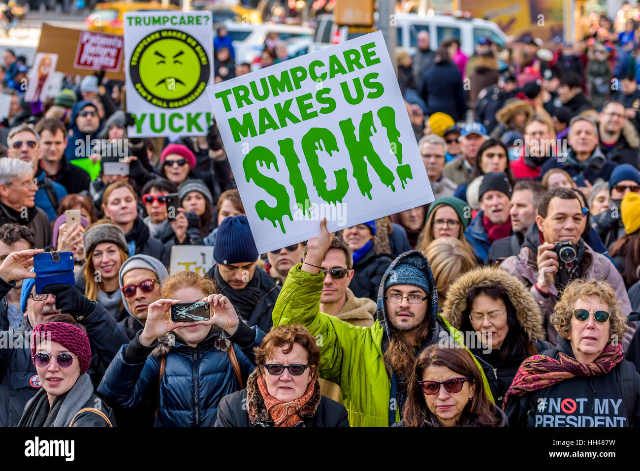 New York City, USA. 15 janvier, 2017. Des centaines de militants et alliés du nouveau groupe anti-Trump 'Rise & Resist' organisé une manifestation pacifique à l'hôtel Trump International à New York, pour lutter contre les changements radicaux dans le système de santé américain proposé par l'atout de l'Administration et le parti républicain. Crédit : Erik McGregor/Pacific Press/Alamy Live News Banque D'Images