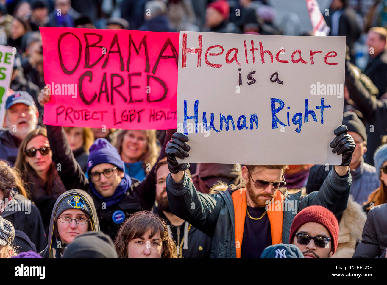 New York City, USA. 15 janvier, 2017. Des centaines de militants et alliés du nouveau groupe anti-Trump 'Rise & Resist' organisé une manifestation pacifique à l'hôtel Trump International à New York, pour lutter contre les changements radicaux dans le système de santé américain proposé par l'atout de l'Administration et le parti républicain. Crédit : Erik McGregor/Pacific Press/Alamy Live News Banque D'Images