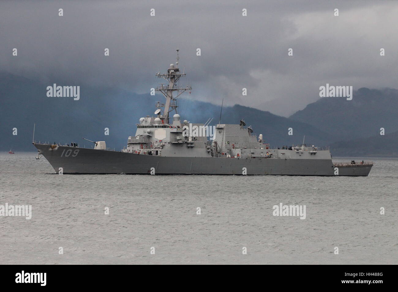 USS Jason Dunham (DDG-109), un destroyer de classe Arleigh Burke Point sur ses approches Cloch voyage Joint Warrior 142 pour Banque D'Images