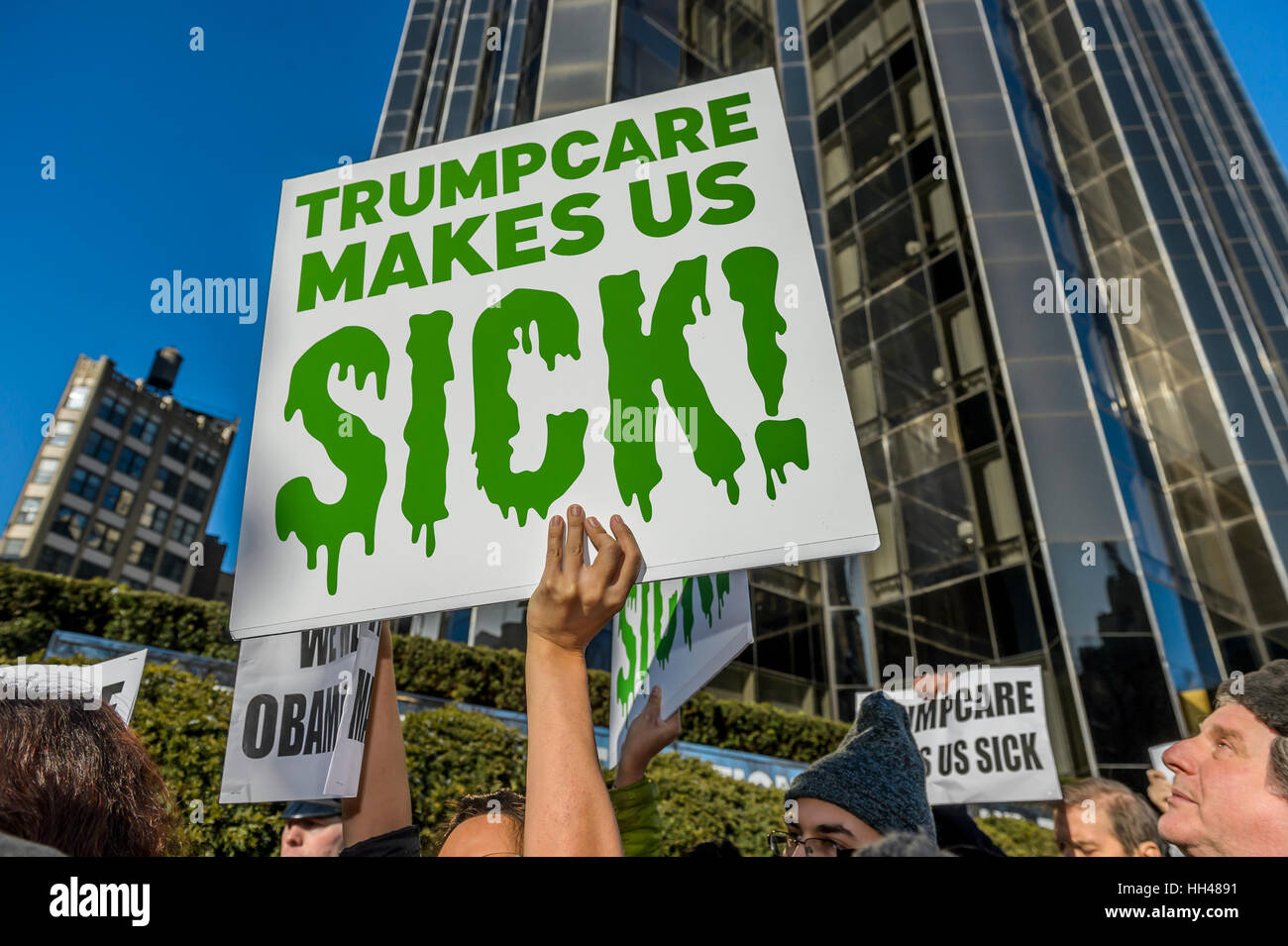 New York City, USA. 15 janvier, 2017. Des centaines de militants et alliés du nouveau groupe anti-Trump 'Rise & Resist' organisé une manifestation pacifique à l'hôtel Trump International à New York, pour lutter contre les changements radicaux dans le système de santé américain proposé par l'atout de l'Administration et le parti républicain. Crédit : Erik McGregor/Pacific Press/Alamy Live News Banque D'Images