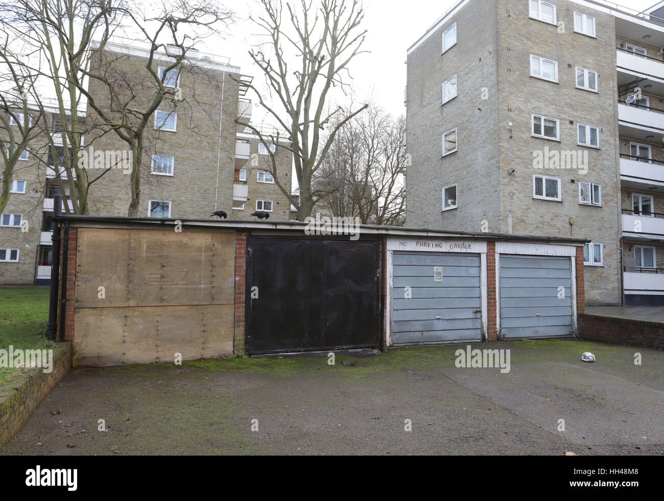 Vue générale de garages sur le Quadrant Highbury estate dans le nord de Londres, alors que des milliers de nouvelles maisons pourraient être créés à travers Londres si l'espace occupé par l'ancien conseil en propriété garages a été libéré, la recherche suggère. Banque D'Images