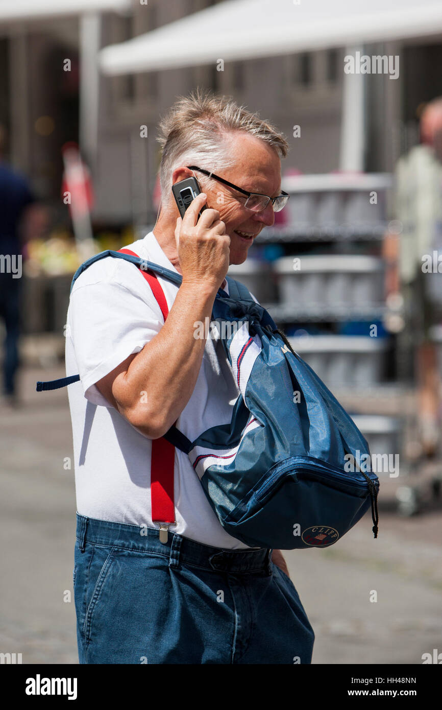 Personnes âgées man talking on cell phone. Banque D'Images