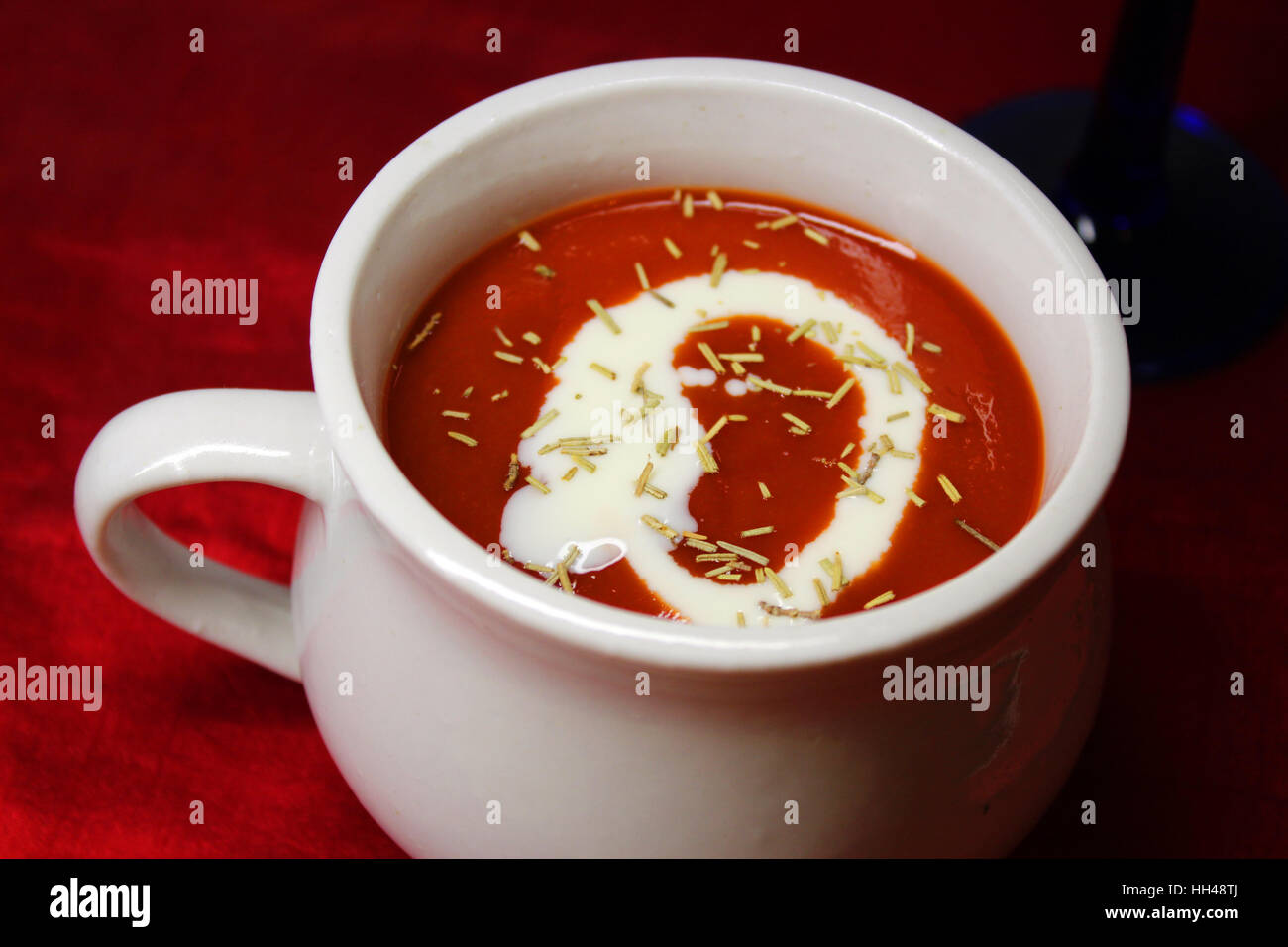 Un bol de soupe aux tomates Banque D'Images