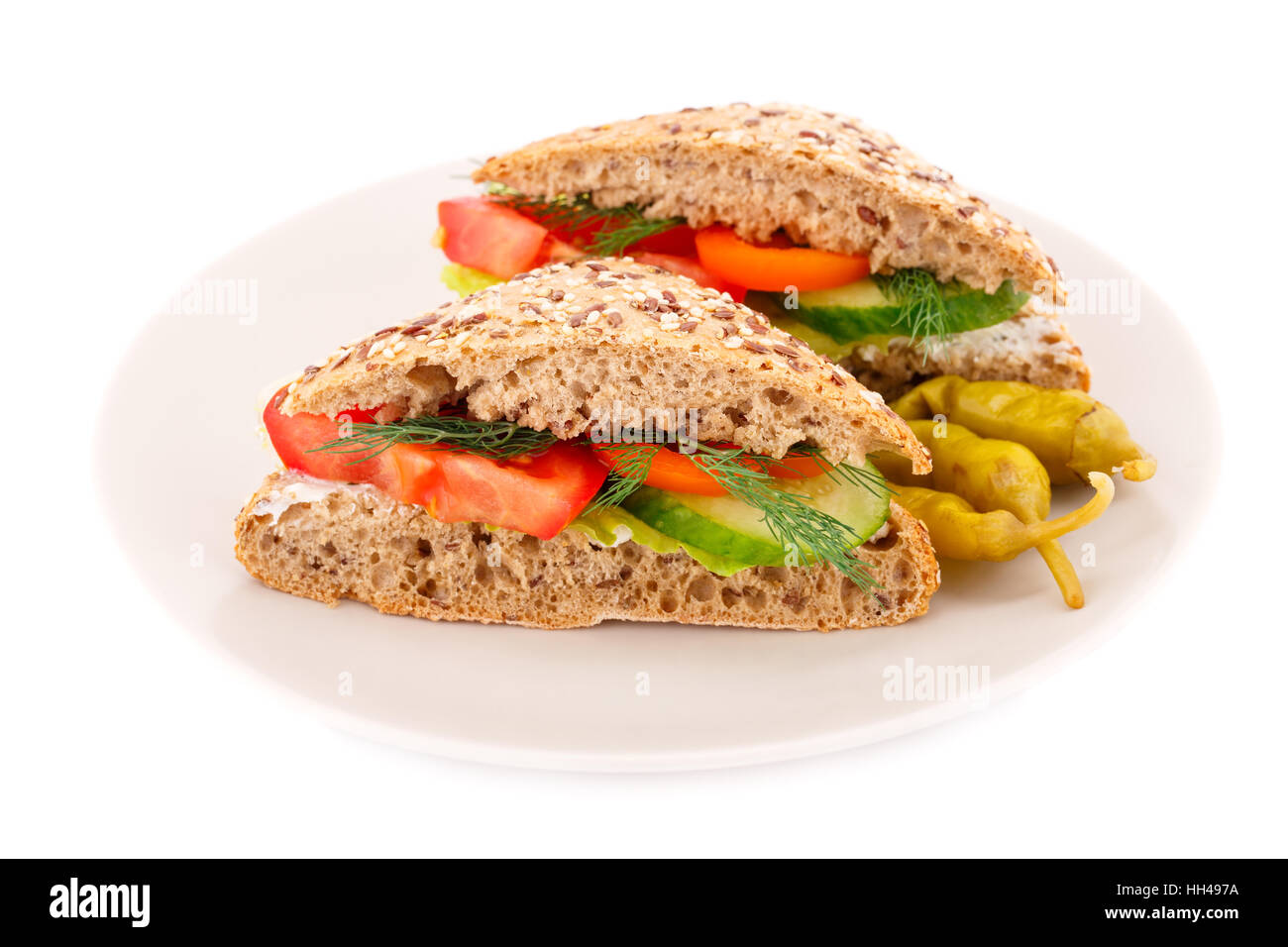 Sandwiches avec des légumes frais et du fromage sur la plaque. Banque D'Images