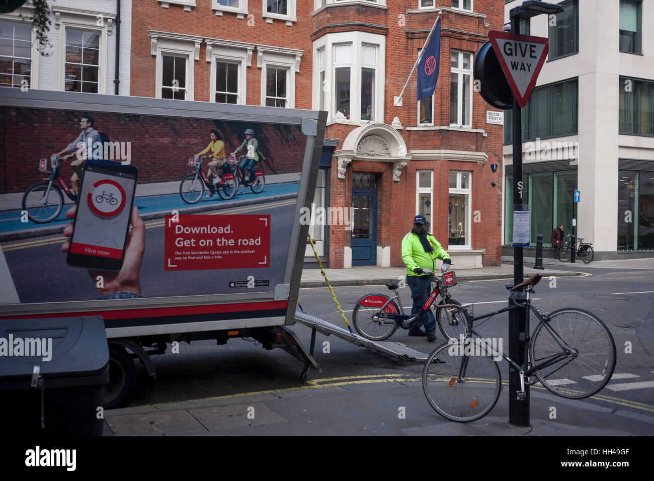 Un SML Santander ingénieur de vélo et une scène d'un vélo, le 11 janvier 2017, à Mayfair, Londres, Angleterre. Banque D'Images