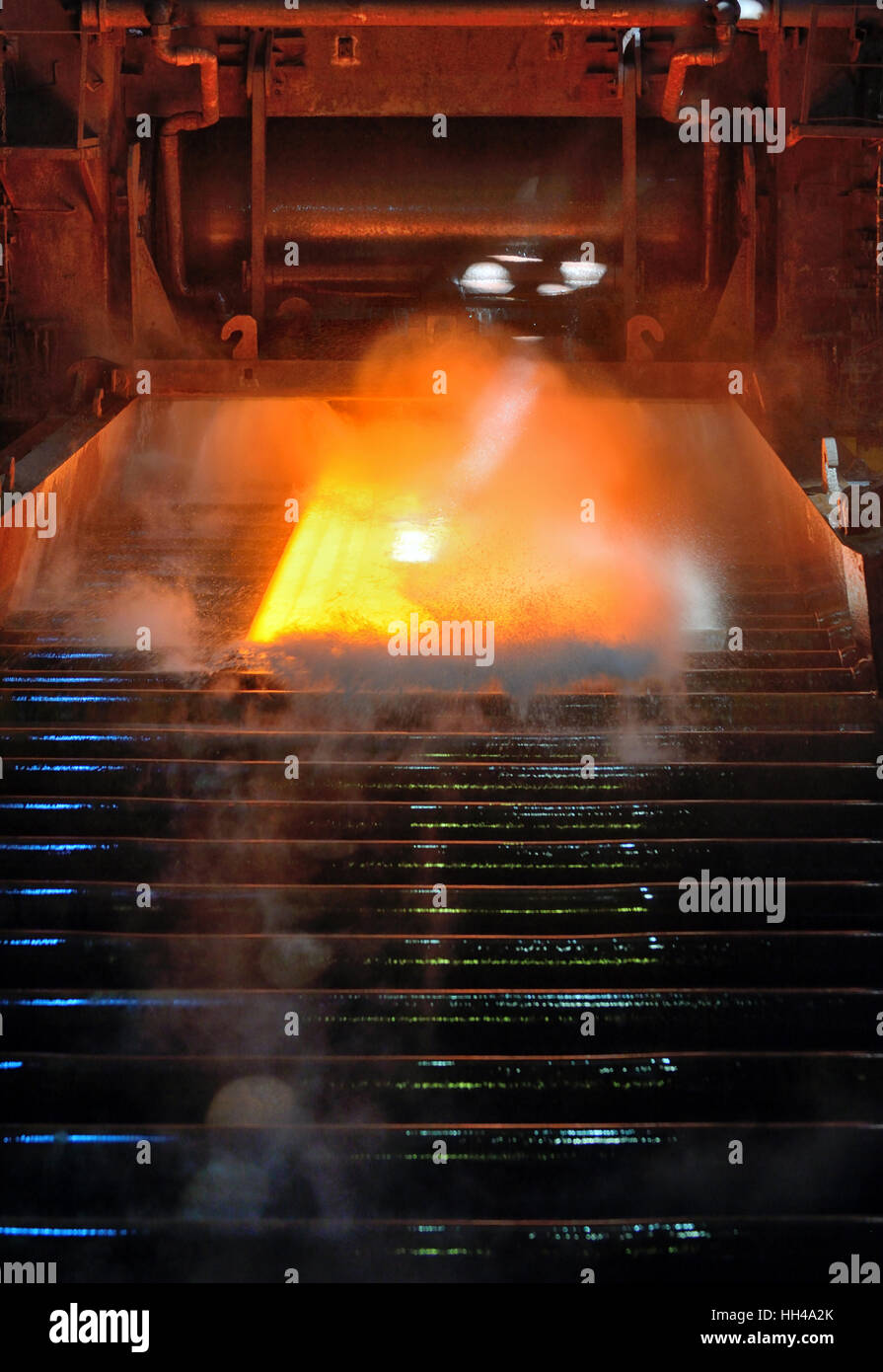 Naked steel sur conveyorin steel plant Banque D'Images