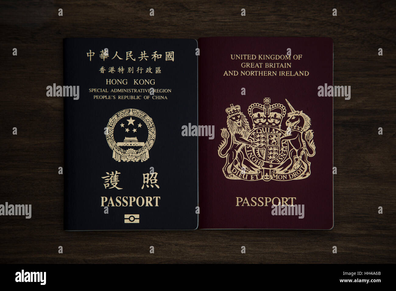 Hong Kong. 16 janvier, 2017. La photo montre le Hong Kong (RASHK) passeport et le passeport britannique sur le bureau. L'article 4 de la Loi sur la nationalité de la République populaire de Chine stipule que toute personne née en Chine, dont les parents sont des ressortissants chinois ou dont un des parents est un ressortissant chinois doit avoir la nationalité chinoise. Credit : Chan Hei Long/Pacific Press/Alamy Live News Banque D'Images