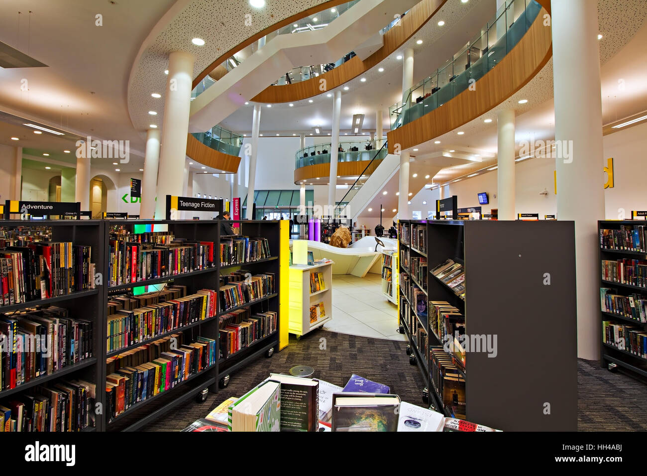 Teenage Fiction section à l'intérieur d'une bibliothèque publique Banque D'Images