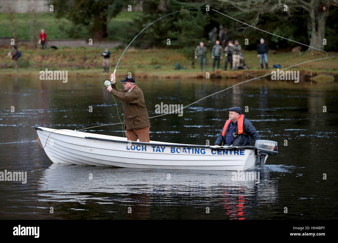 Trois fois champion du monde Speycasting Mackenzie Scott jette la première ligne sur la rivière Tay à Kenmore, près de Perth, le jour de l'ouverture de la saison de pêche au saumon. Banque D'Images