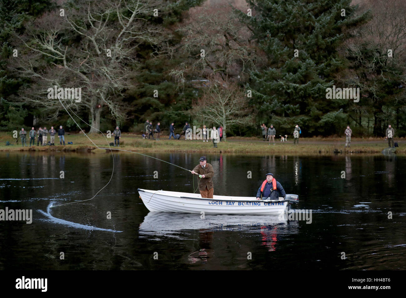 Trois fois champion du monde Speycasting Mackenzie Scott jette la première ligne sur la rivière Tay à Kenmore, près de Perth, le jour de l'ouverture de la saison de pêche au saumon. Banque D'Images