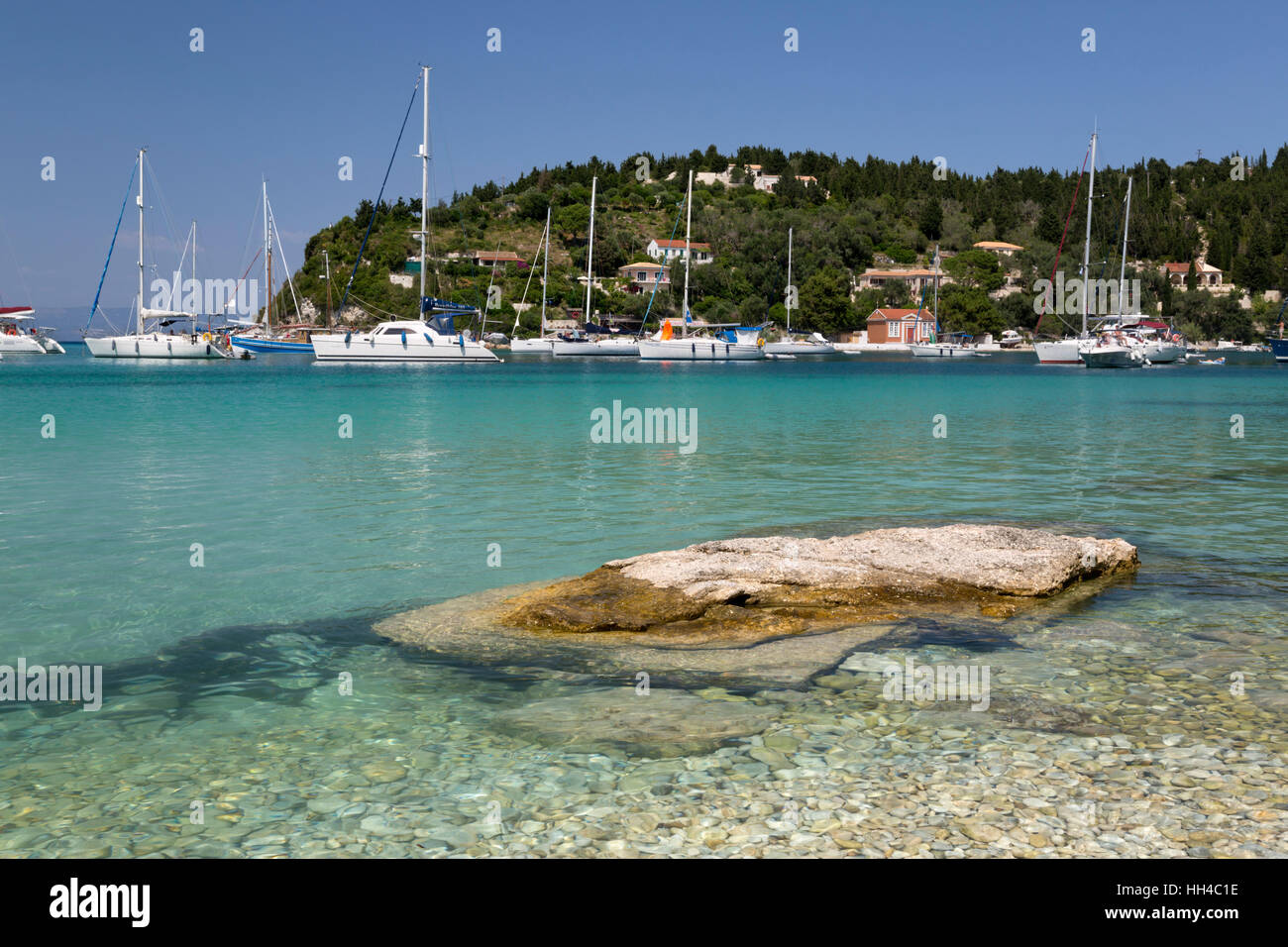 Yachts ancrés dans la baie, Lakka, Paxos, îles Ioniennes, îles grecques, Grèce, Europe Banque D'Images