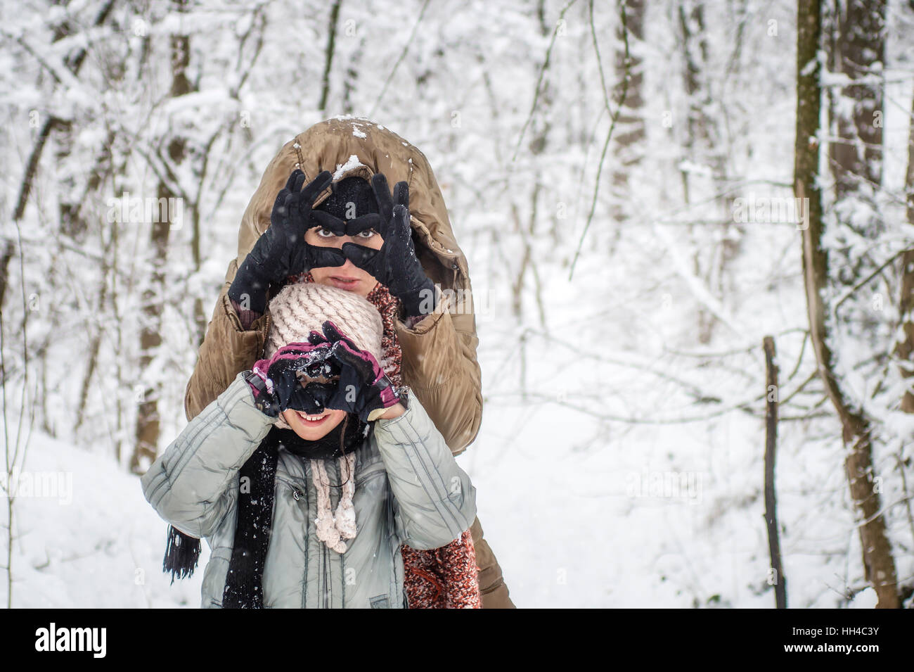 Mère et sa fille savoir profiter de l'hiver journée en plein air, Close up Banque D'Images
