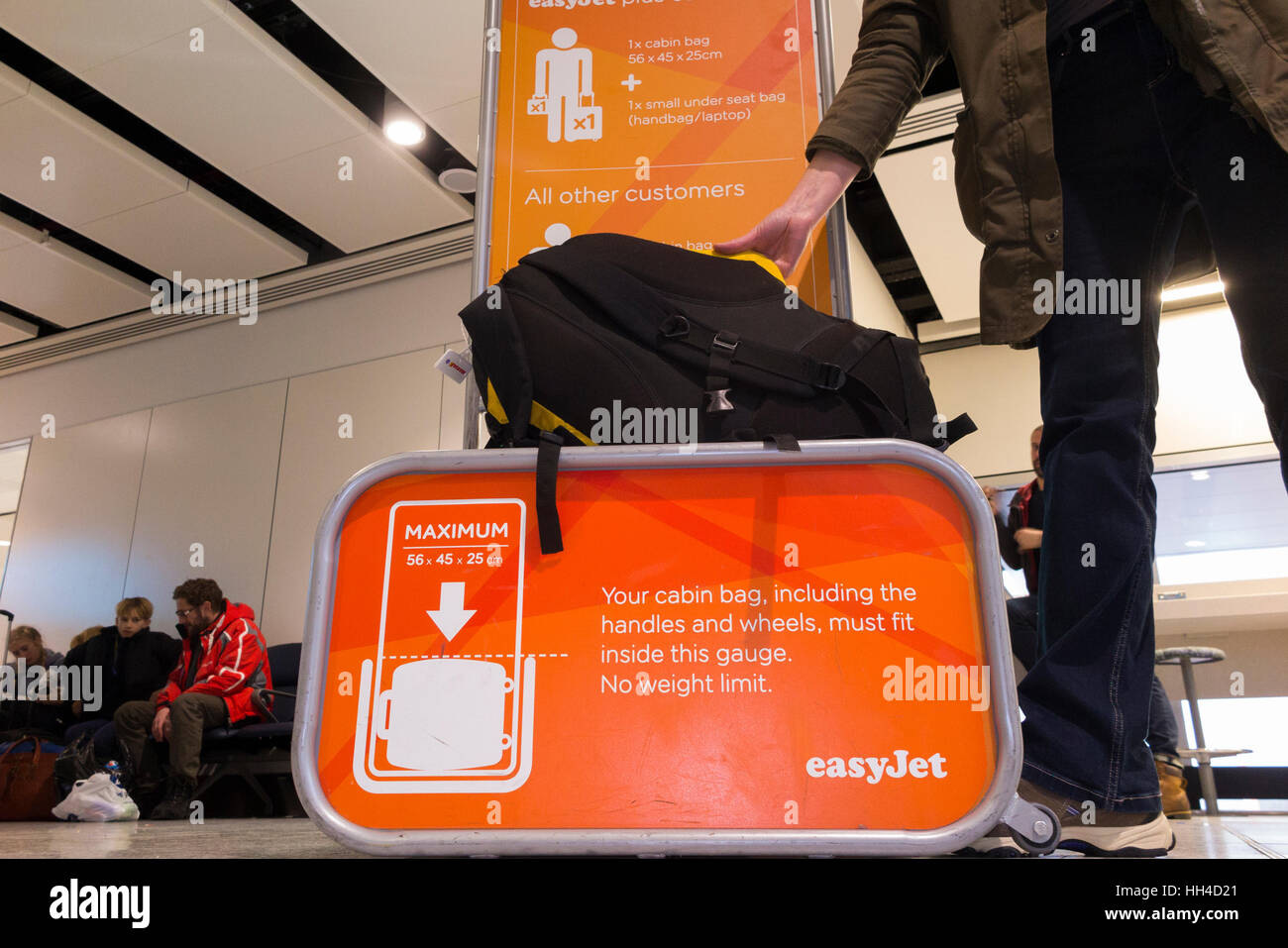 La taille des bagages sac cage châssis : testeur de mesurer les dimensions des détenus à la main sur l'assurance de vol de l'aéroport Gatwick de Londres UK Banque D'Images