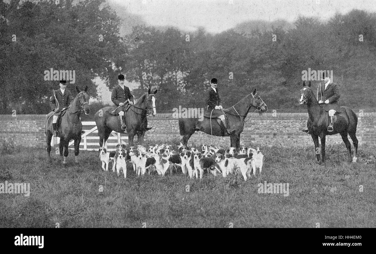 Cecil Aldin (1870-1935), artiste et illustrateur britannique, qu'on voit ici avec d'autres personnes à cheval avec son premier pack de chiens, connu sous le nom de Peppard Busards des agriculteurs à Wyfold Grange, près de Henley-on-Thames, Oxfordshire. Banque D'Images