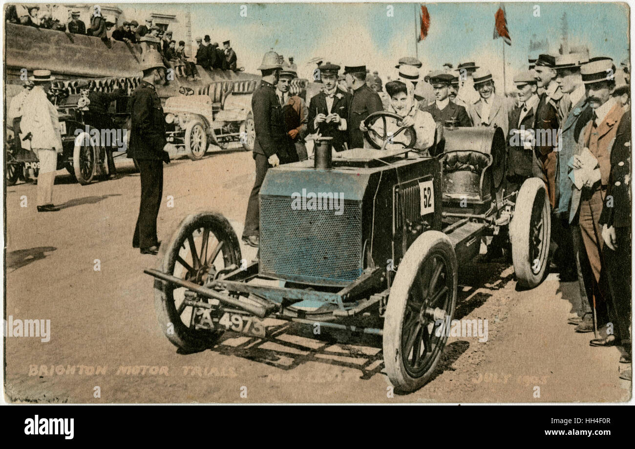 Mlle Dorothy Elizabeth Levitt (1882-1922) dans ses 80 ch Napier du Brighton Moteur (vitesse) Essais cliniques, le 21 juillet 1905. Levitt a été la première femme pilote de course britannique, titulaire de la première vitesse de l'eau, le Women's record record du monde de vitesse au sol ho Banque D'Images