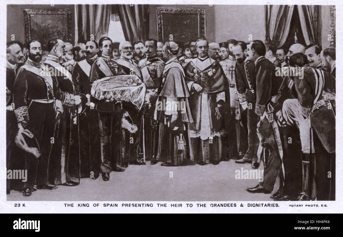 Alfonso XIII d'Espagne présentant son fils aux dignitaires Banque D'Images