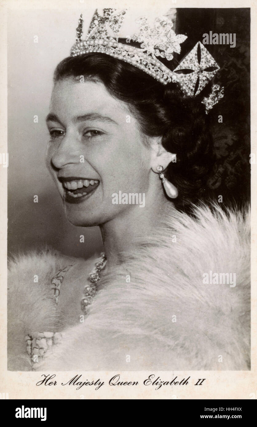 Son Altesse Royale la Reine Elizabeth II (1926-). Elle porte le diadème d'État George IV ou Diamond Diadem. Banque D'Images