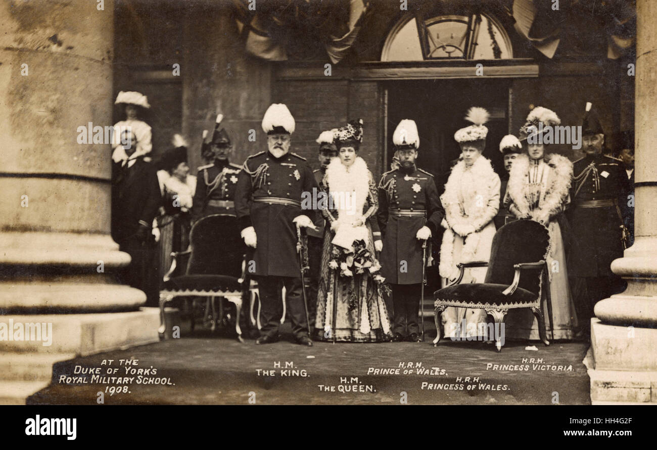 La famille royale britannique au Duke of York's Royal Military School - (de gauche) : Le roi Édouard VII (1841-1910), la reine Alexandra (1844-1925), George, Prince de Galles (futur roi George V) (1865-1936), Mary, Princesse de Galles (1867-1953) et la Princesse V Banque D'Images