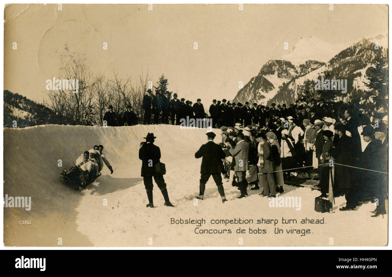 Spectateurs regarder une équipe de bobsleigh négocier un virage serré l'exécuter à Morgins, Suisse, une partie de la station de ski des Portes du Soleil. Banque D'Images