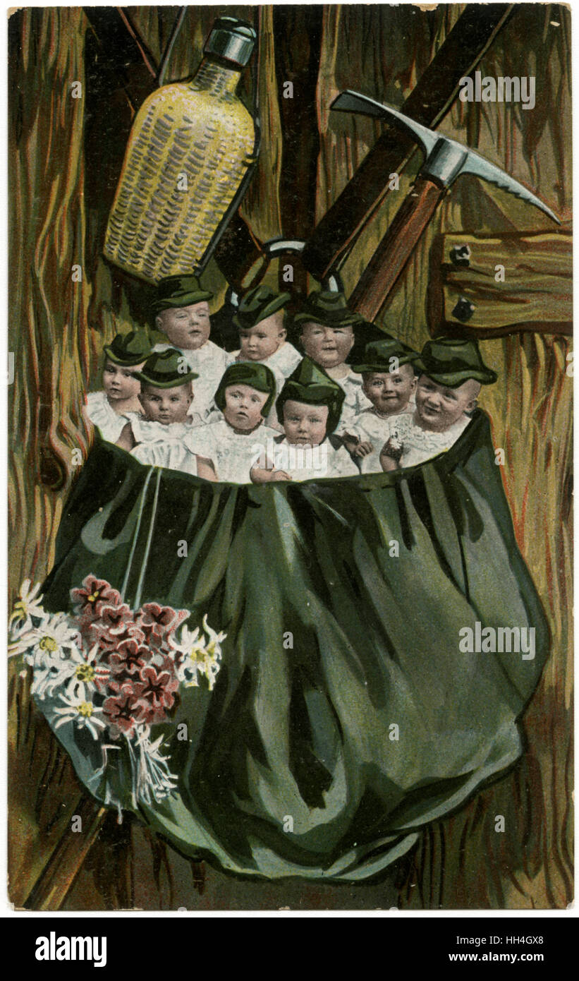 Bébés dans un grand sac avec fleurs Banque D'Images