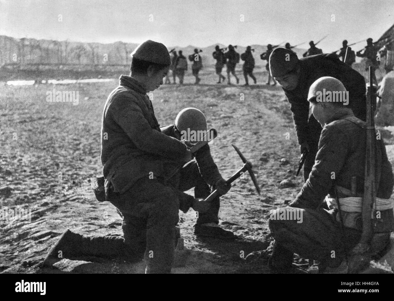 Chine communiste - civils qui jettent une mine terrestre Banque D'Images