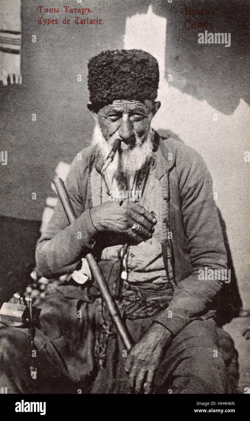 Vieil homme de Crimée, fume une cigarette Banque D'Images