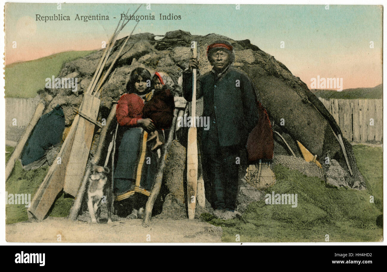 Une famille d'Indiens de Patagonie à l'extérieur de la maison Banque D'Images