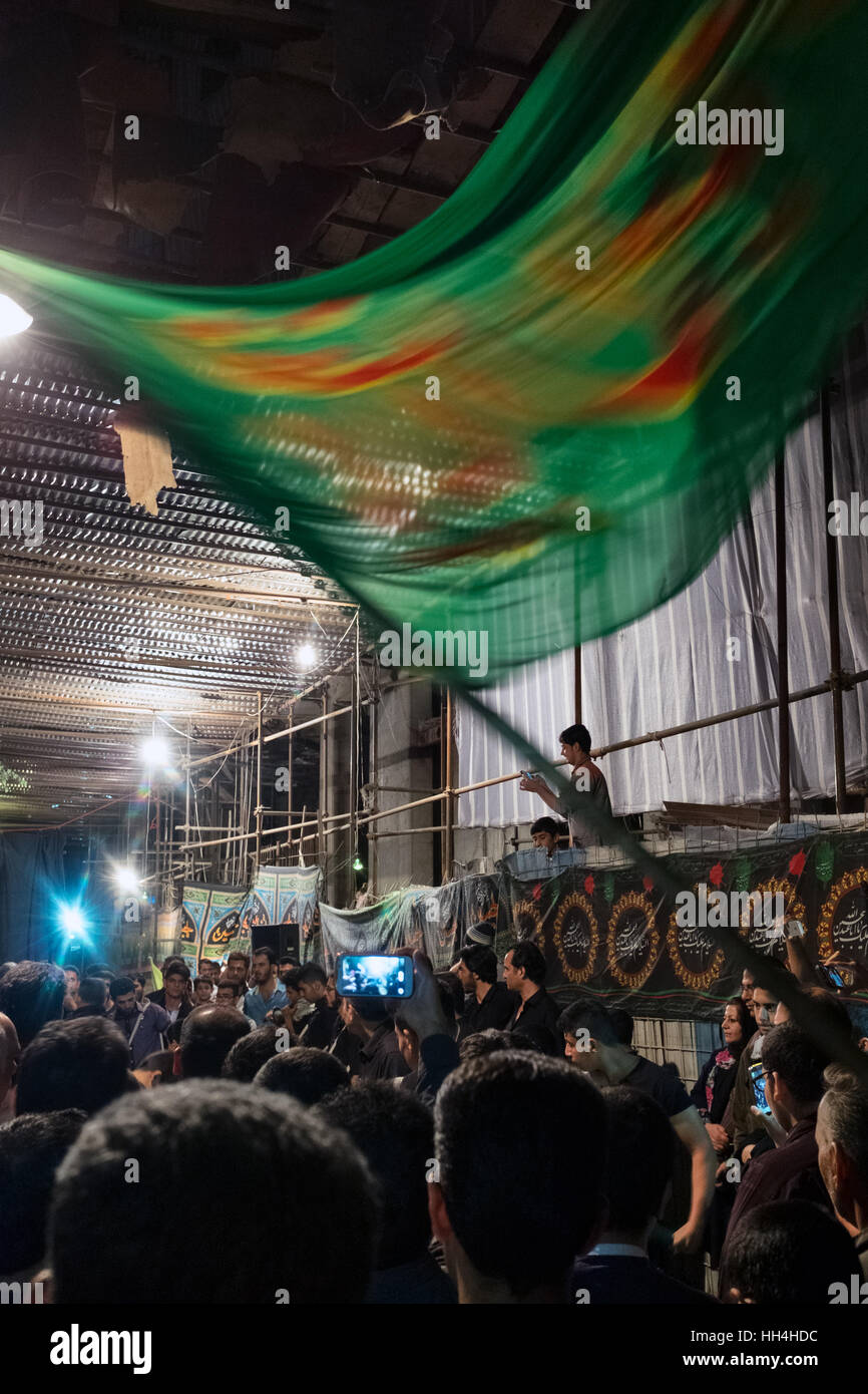 Shiraz, Iran - 18 octobre. 2015 : de monde la prière pendant Muharram, les musulmans chiites deuil pour l'assassinat de Hussein ibn Ali, le petit-fils de Muhammad Banque D'Images