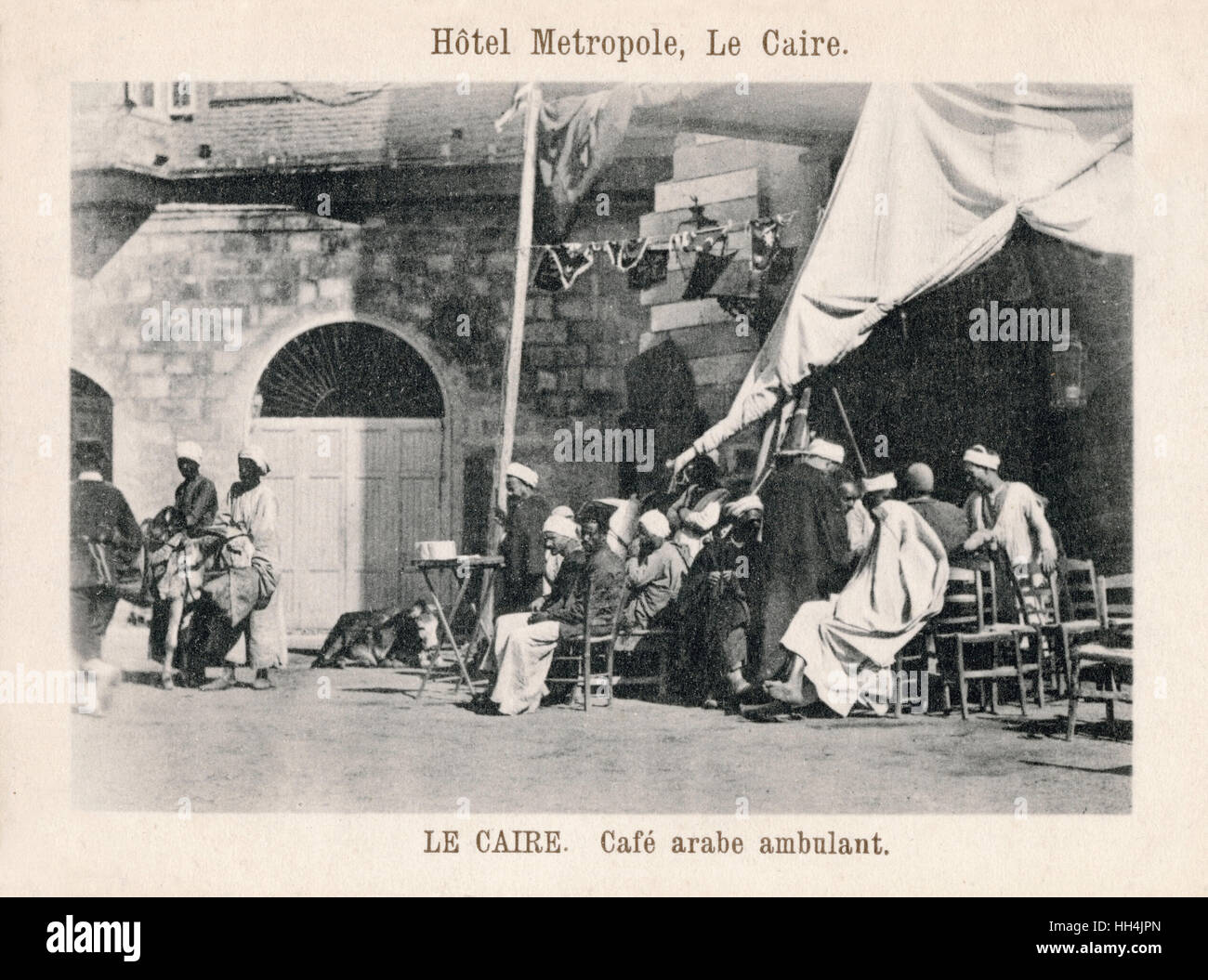 Les hommes de boire du café à l'extérieur de l'hôtel Metropolitan au Caire, Égypte. Banque D'Images